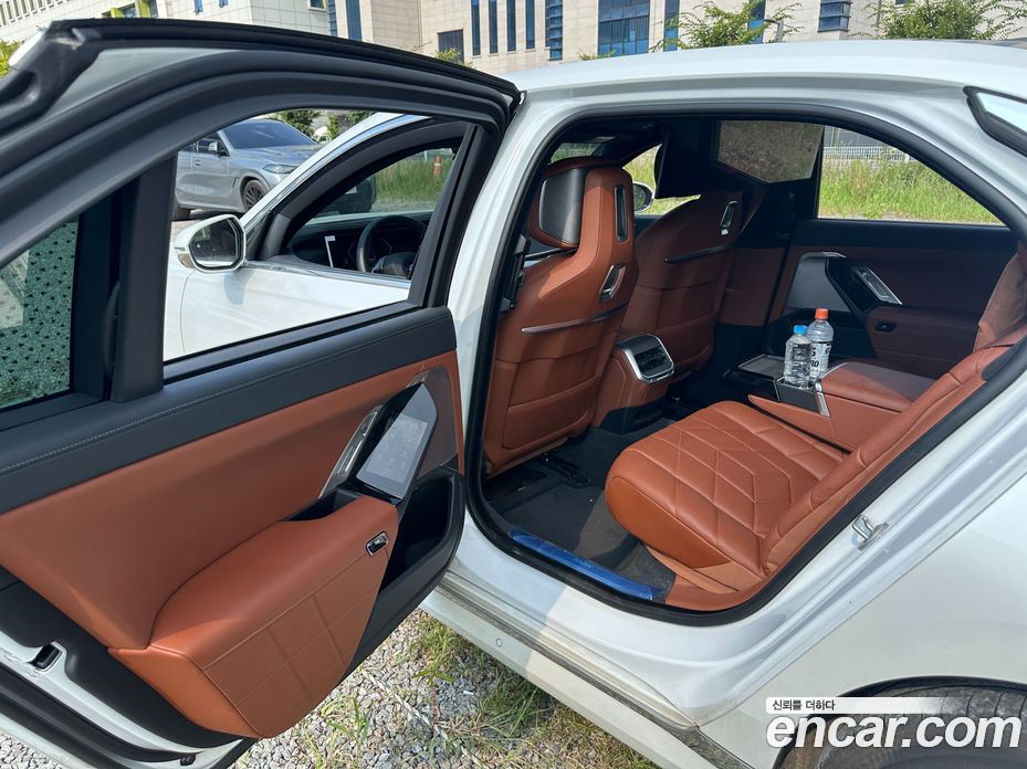 BMW 7-Series (G70) фото 6