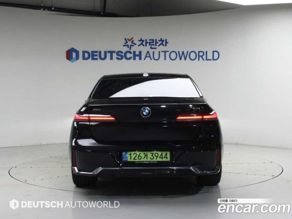 BMW 7-Series (G70) фото 2