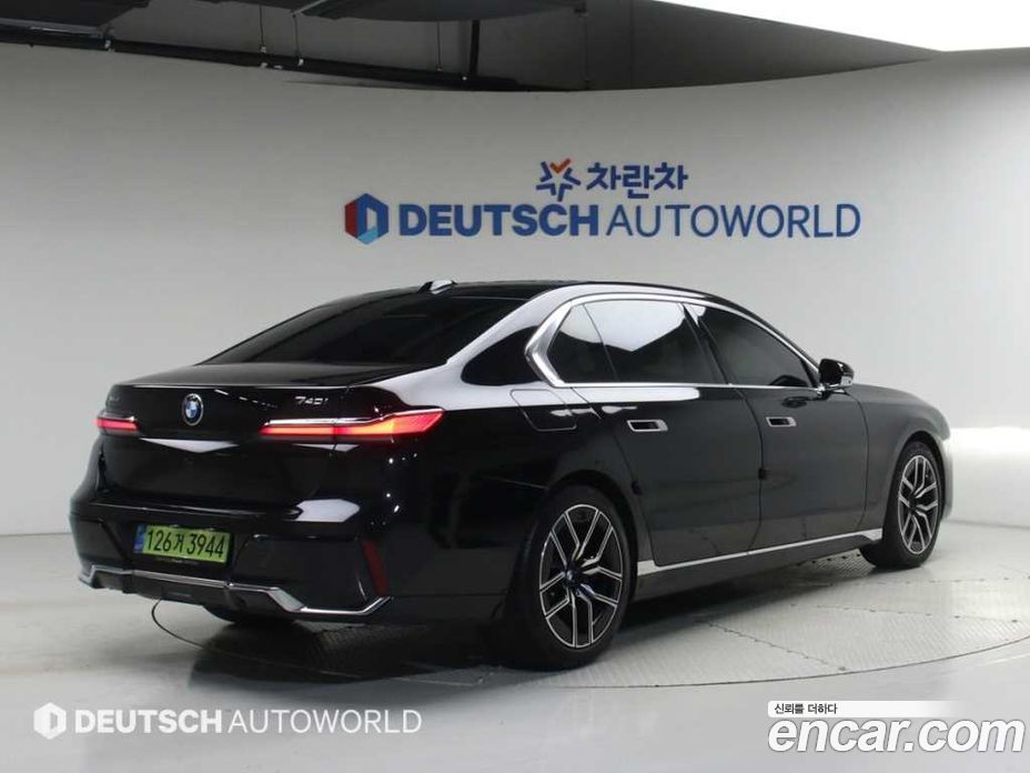 BMW 7-Series (G70) фото 4