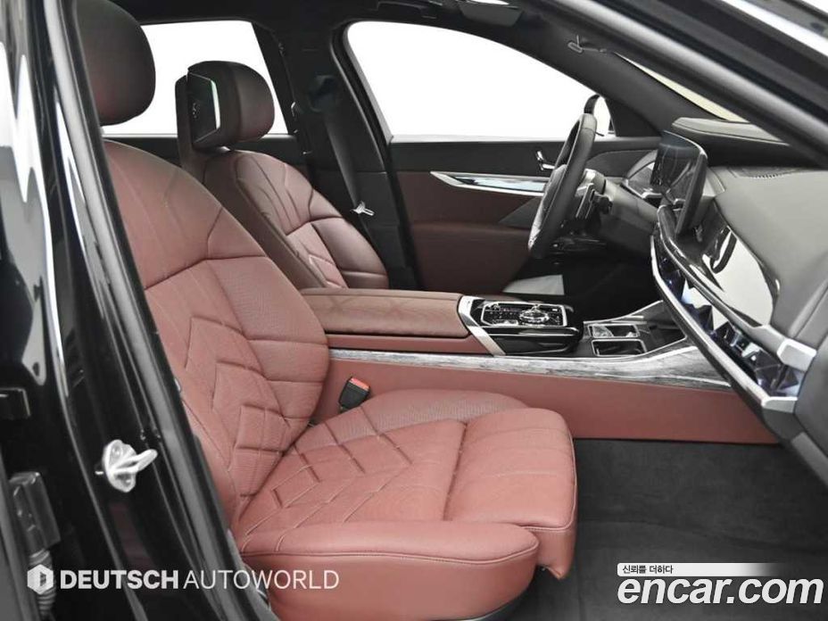 BMW 7-Series (G70) фото 10