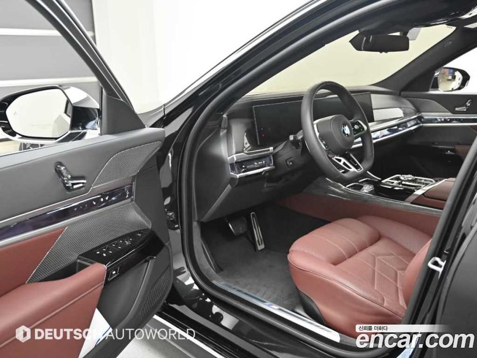 BMW 7-Series (G70) фото 11