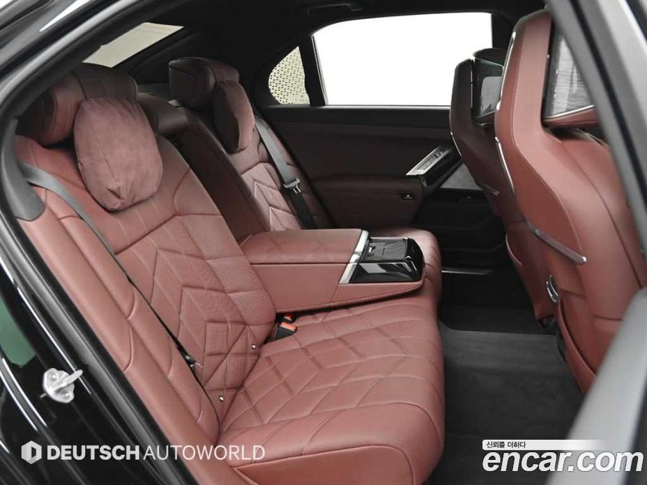 BMW 7-Series (G70) фото 12