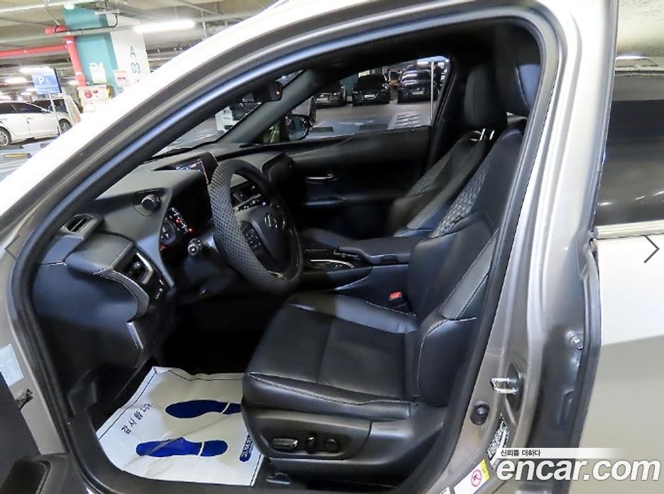 Lexus UX250h фото 6