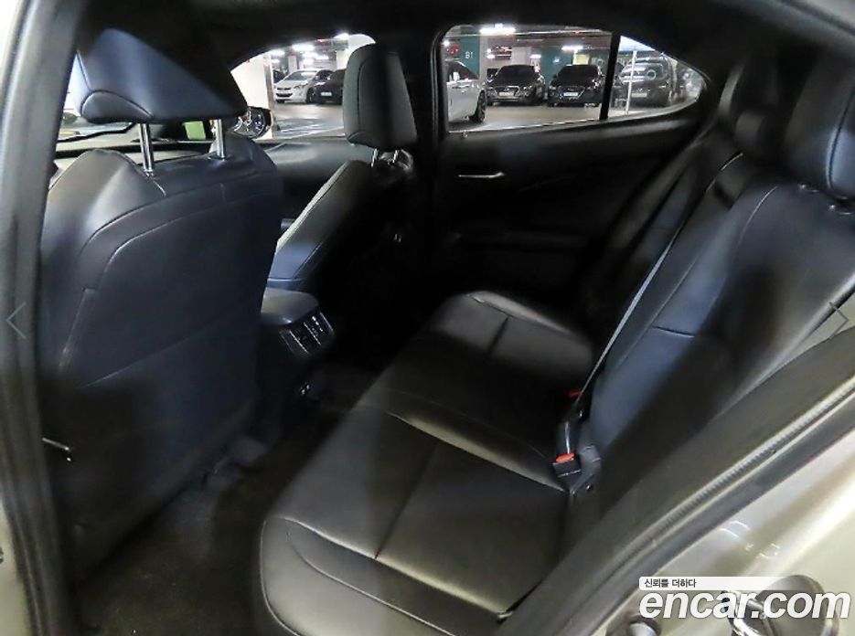 Lexus UX250h фото 7