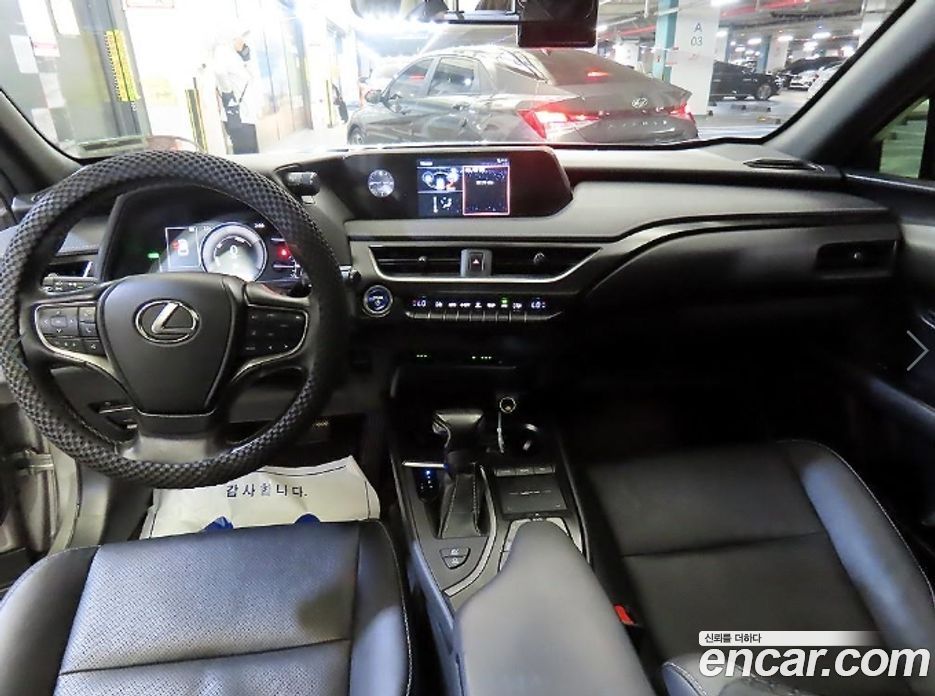 Lexus UX250h фото 10