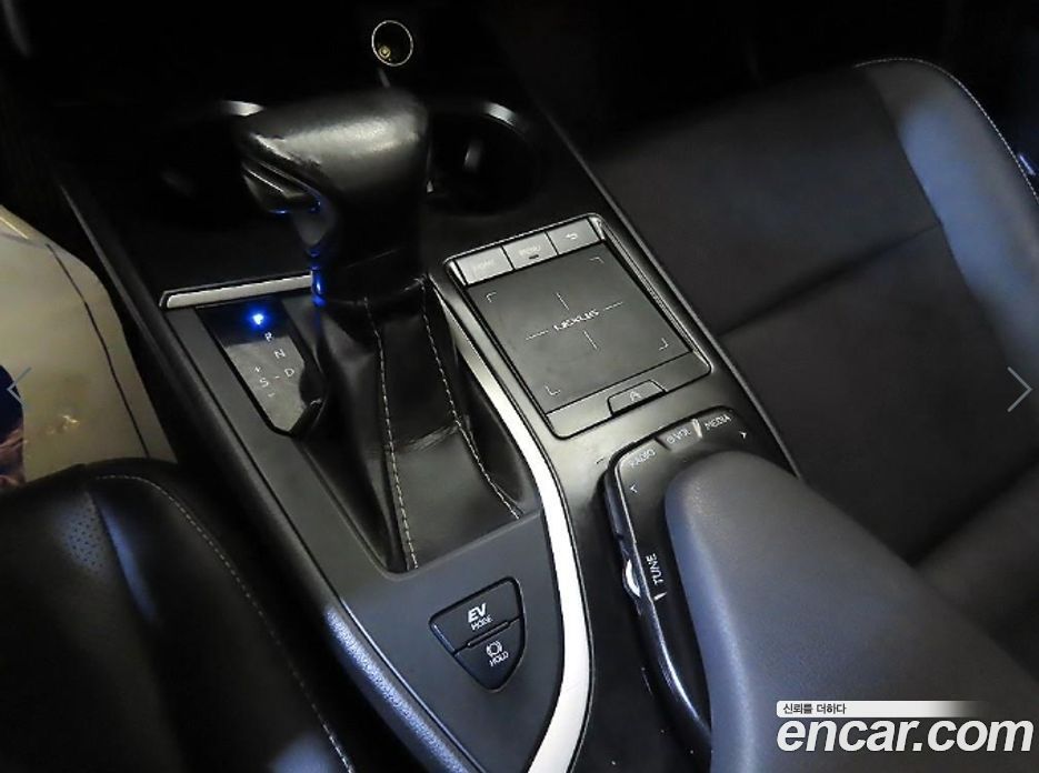 Lexus UX250h фото 12