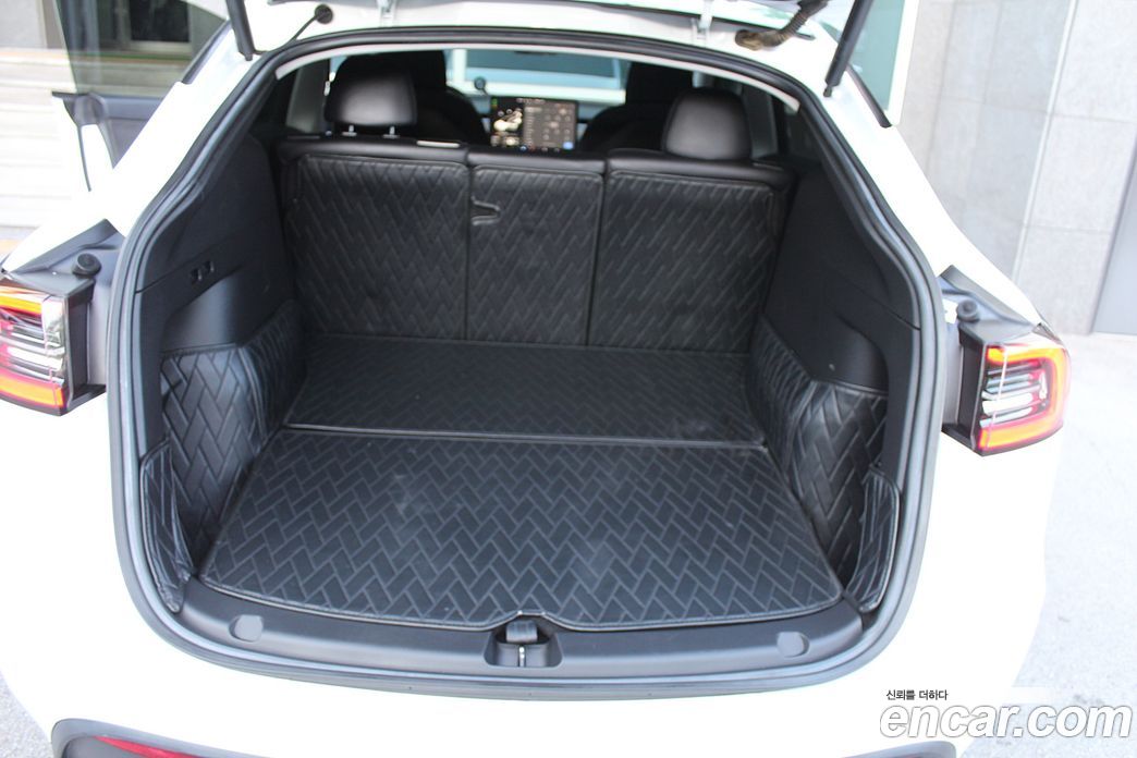 Tesla Model Y фото 16