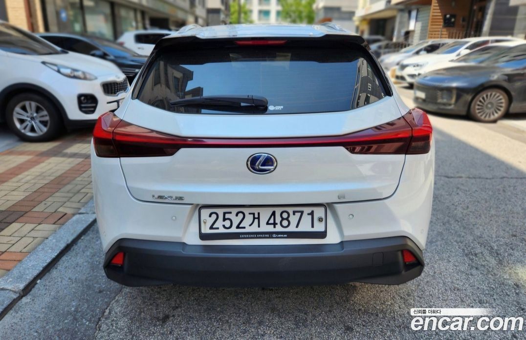 Lexus UX250h фото 2