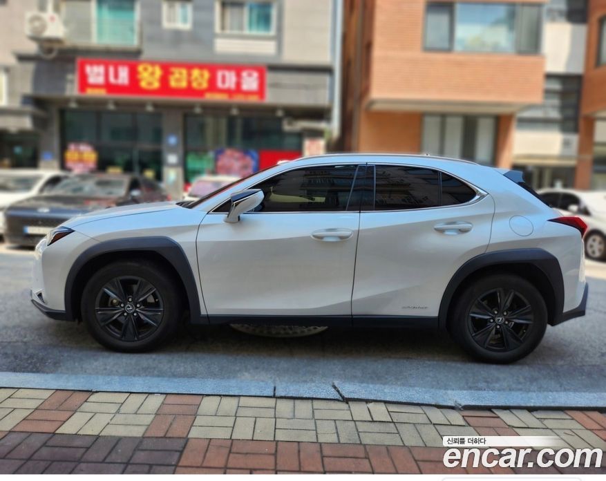 Lexus UX250h фото 3