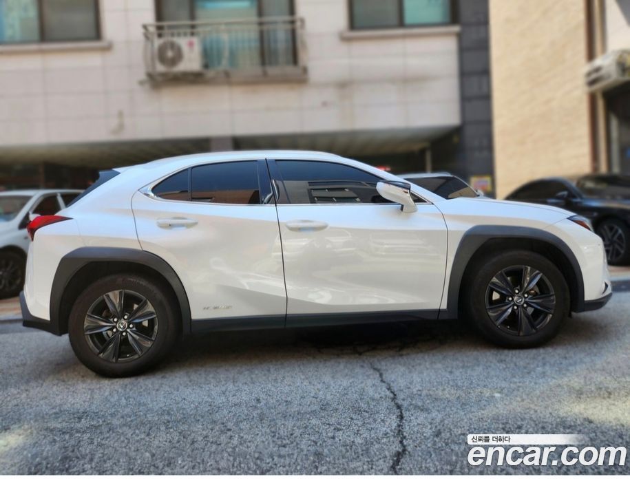 Lexus UX250h фото 4