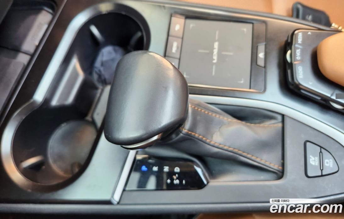 Lexus UX250h фото 6