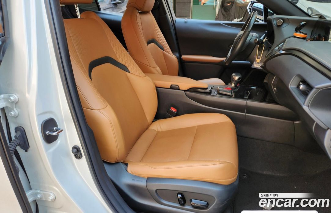 Lexus UX250h фото 7