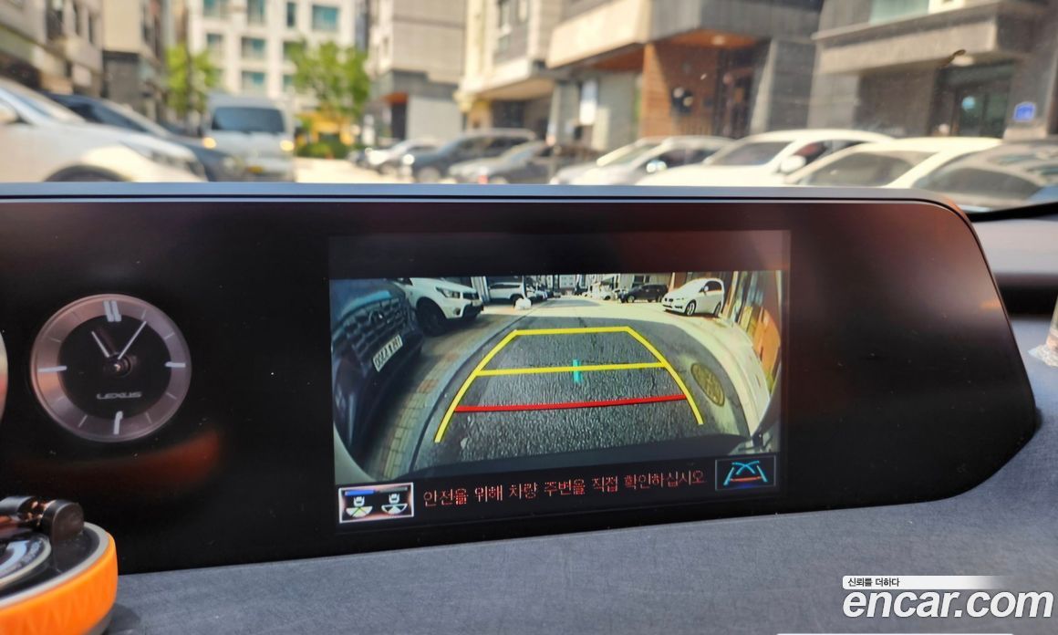 Lexus UX250h фото 13