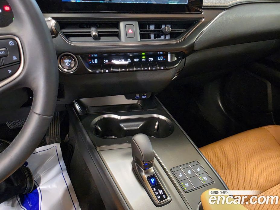 Lexus UX300h фото 9