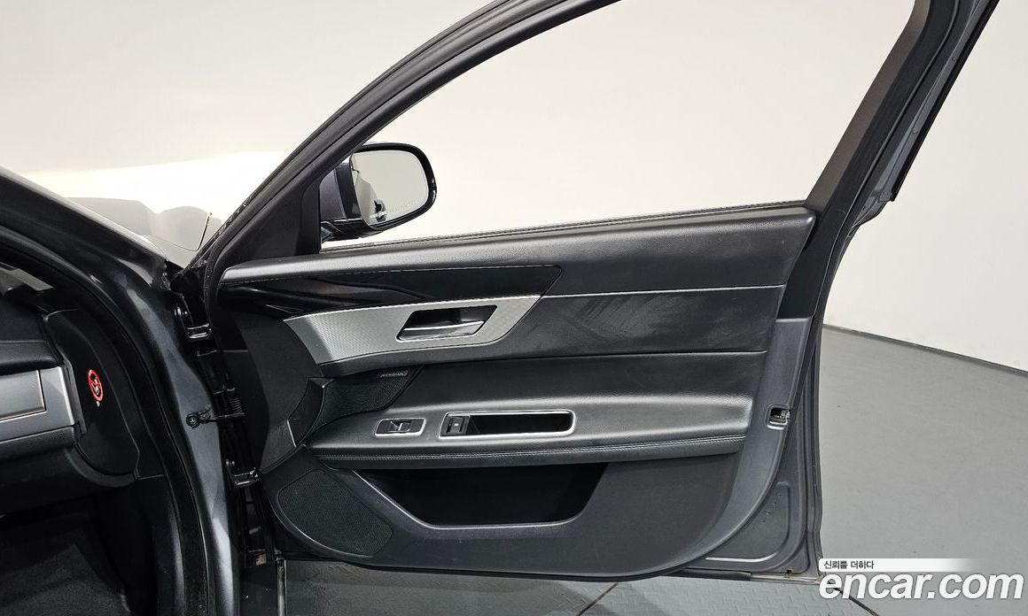 Jaguar XF (X260) фото 24