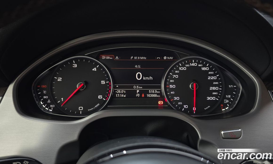 Audi A8 (D4) фото 8