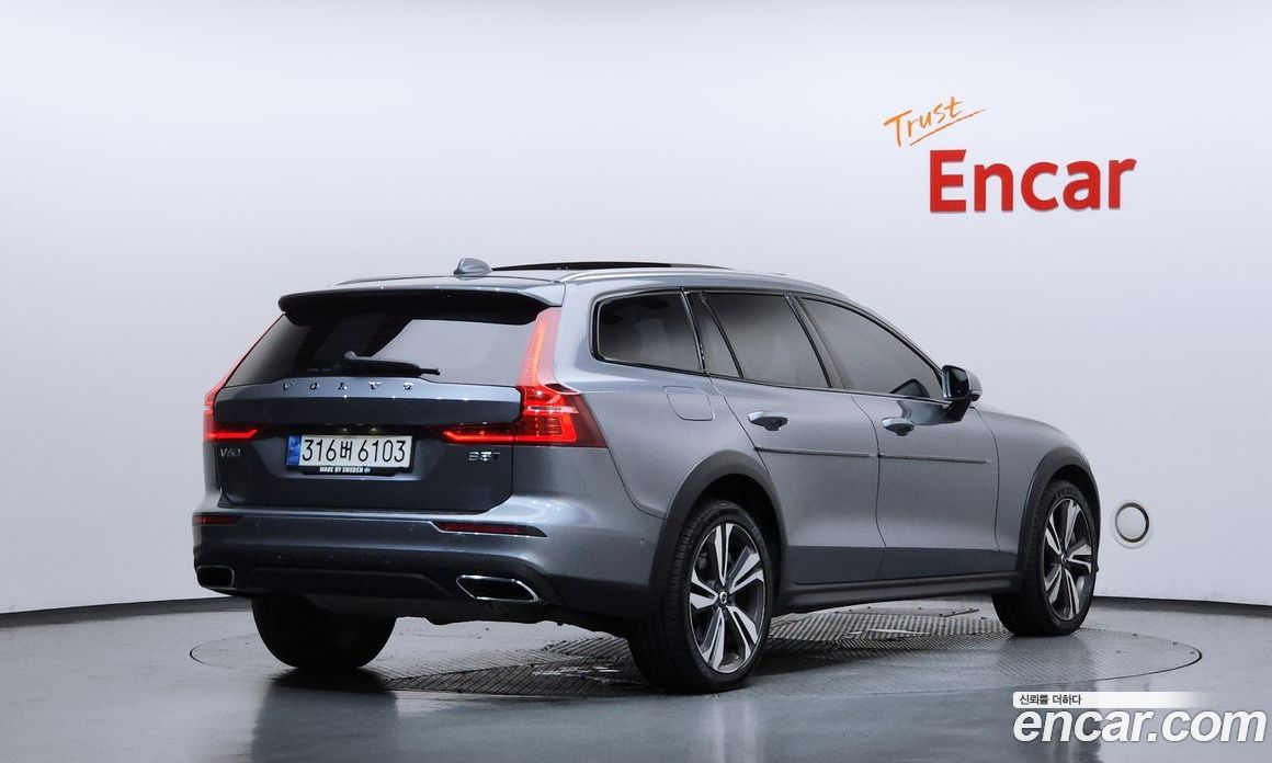Volvo V60 Cross Country 2nd Gen фото 2