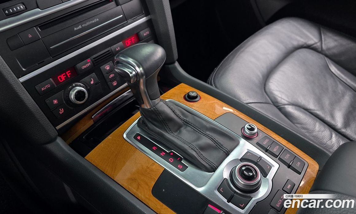 Audi Q7 фото 9
