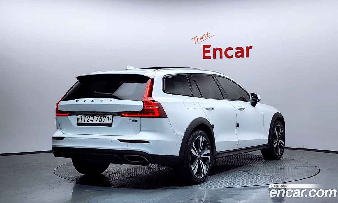Volvo V60 Cross Country 2nd Gen фото 2
