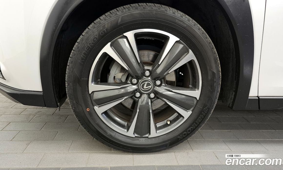 Lexus UX250h фото 5