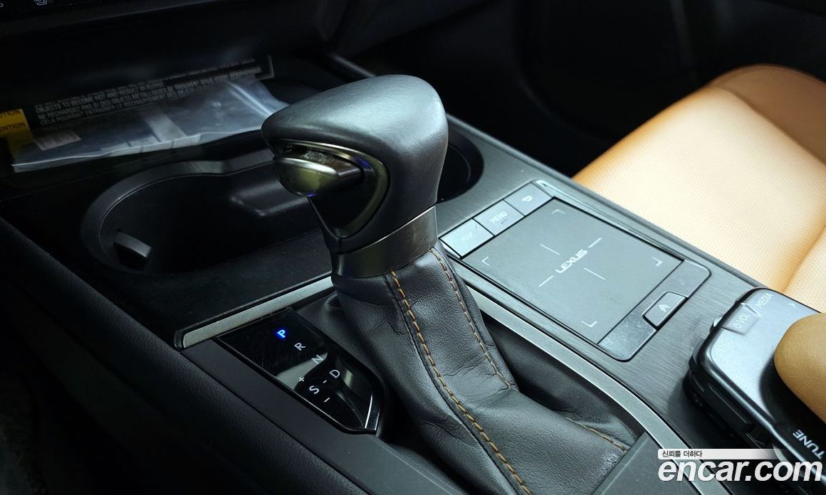 Lexus UX250h фото 9