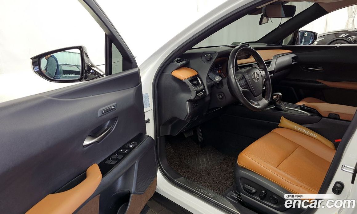 Lexus UX250h фото 10