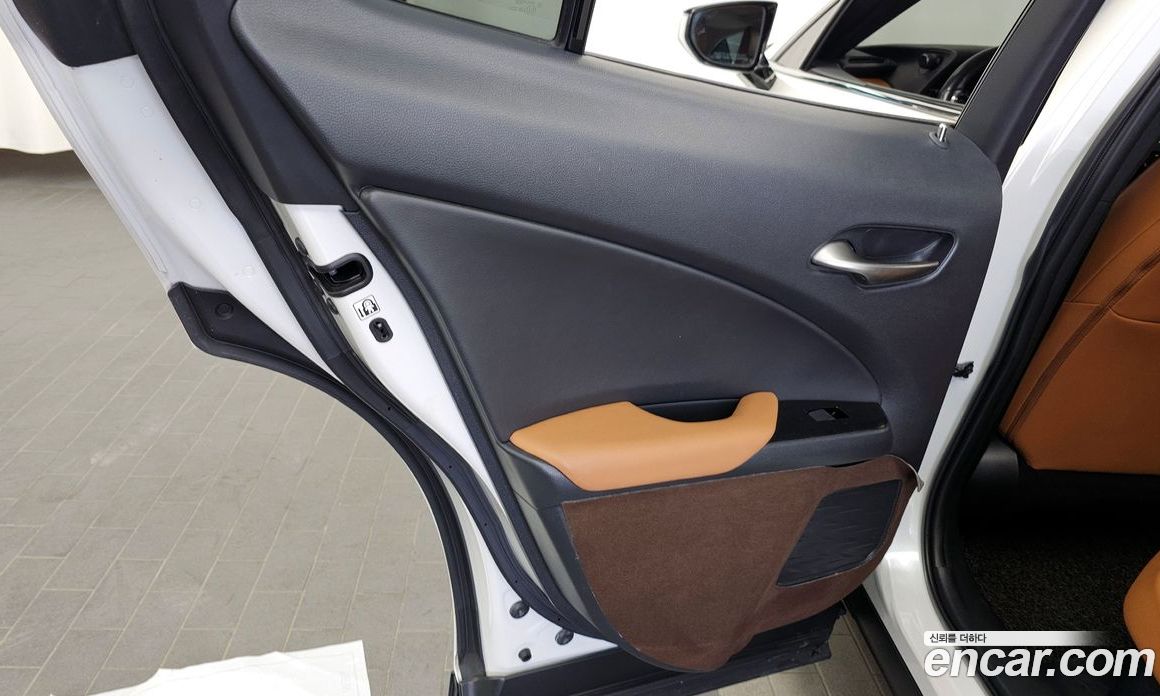 Lexus UX250h фото 25