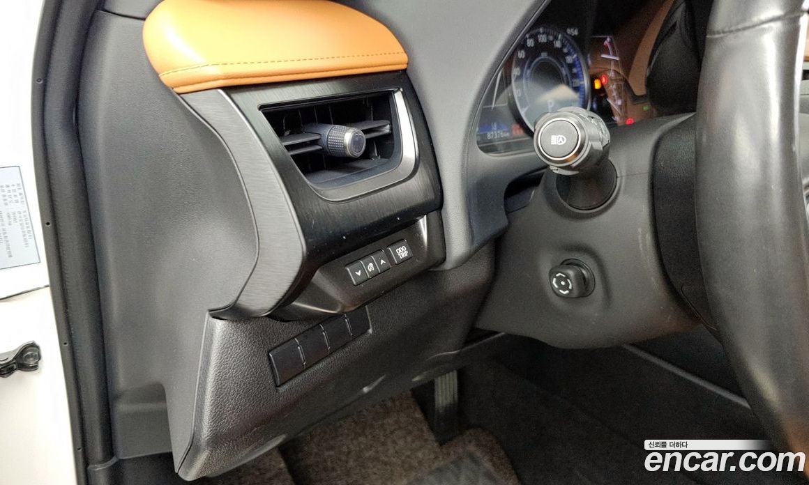 Lexus UX250h фото 30