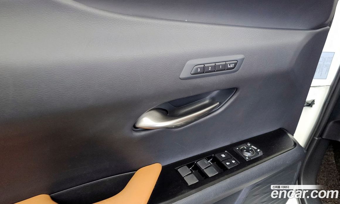 Lexus UX250h фото 31