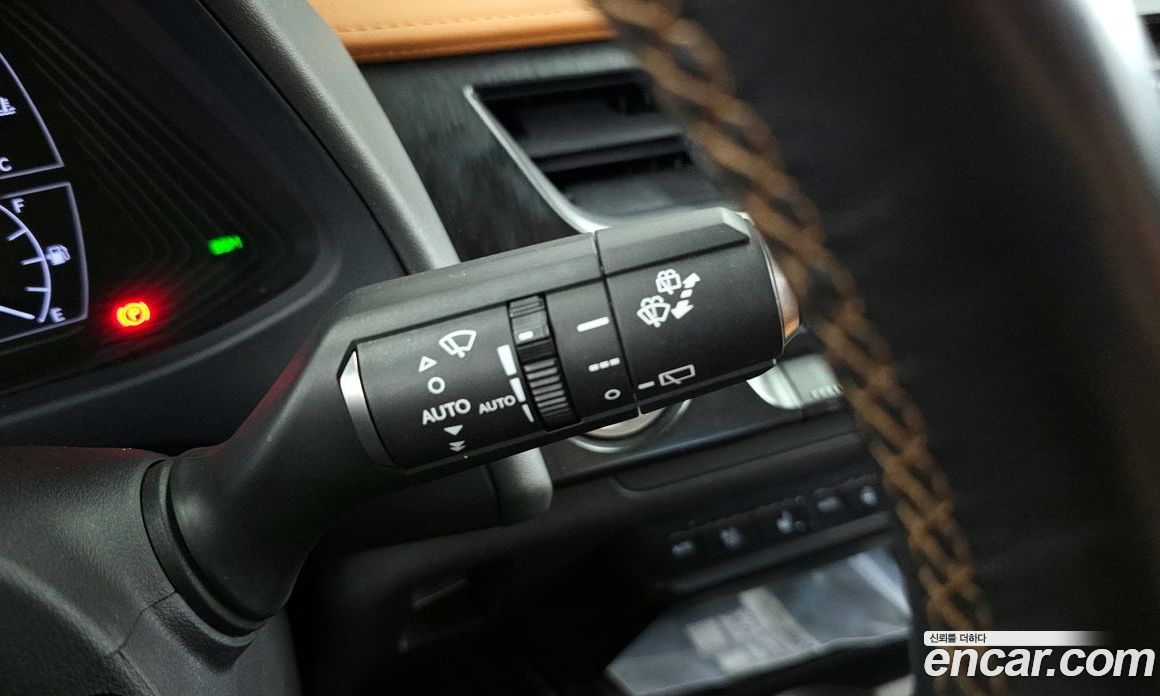 Lexus UX250h фото 35