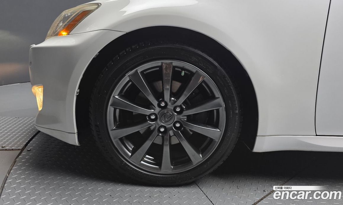 Lexus IS250 фото 5