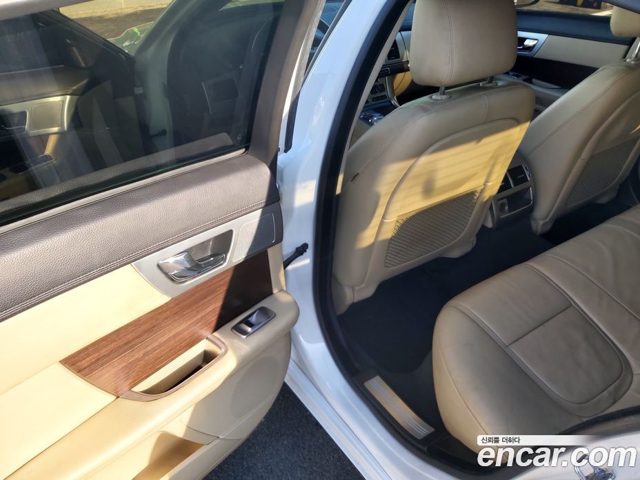 Jaguar XF New фото 8