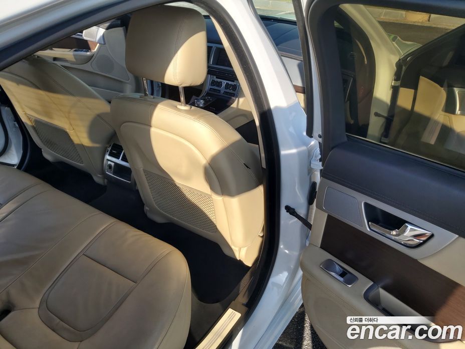 Jaguar XF New фото 10