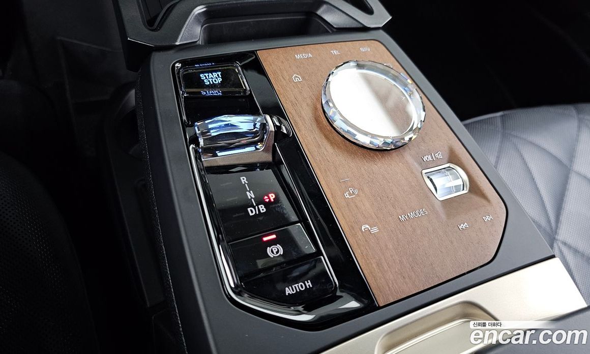 BMW iX фото 9