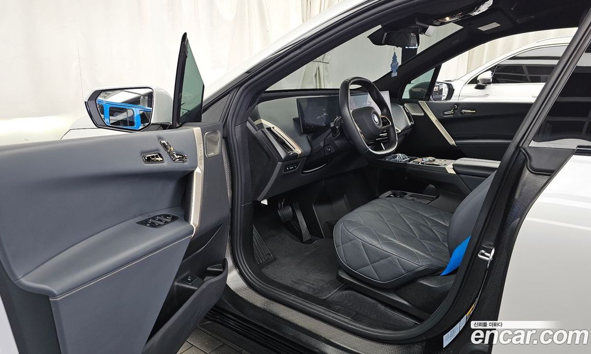 BMW iX фото 10