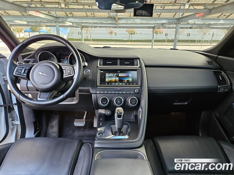 Jaguar E-PACE фото 8