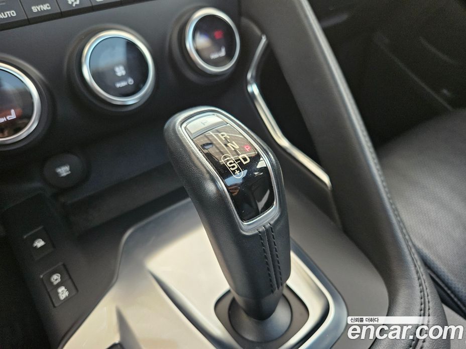 Jaguar E-PACE фото 15