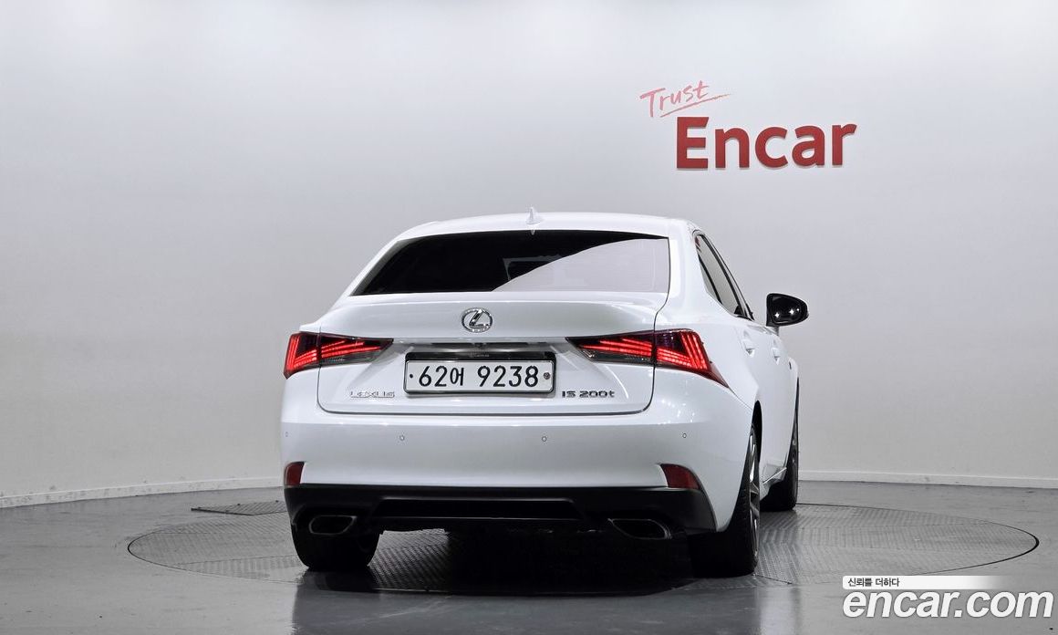 Lexus IS200t фото 4