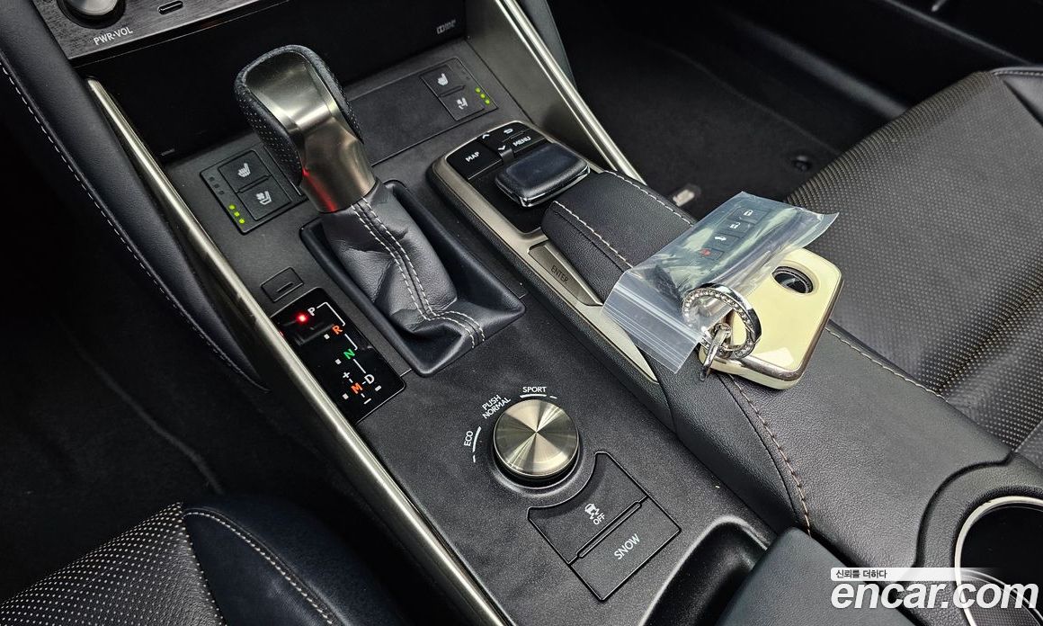 Lexus IS200t фото 9