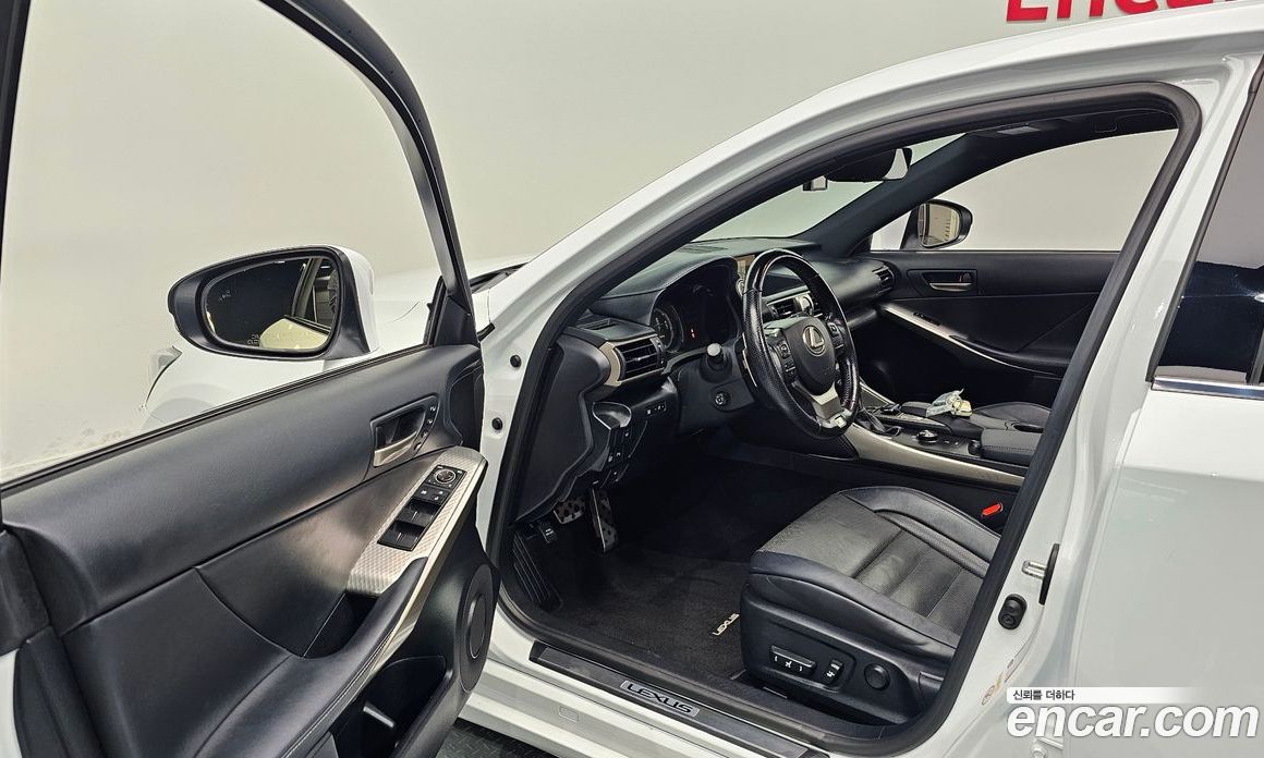 Lexus IS200t фото 10