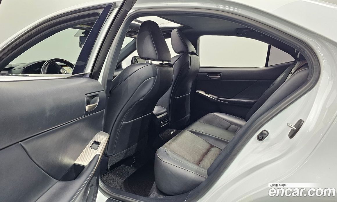 Lexus IS200t фото 11