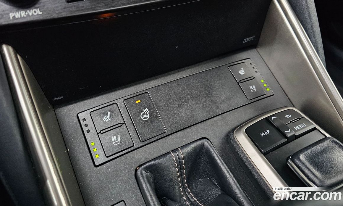Lexus IS200t фото 12