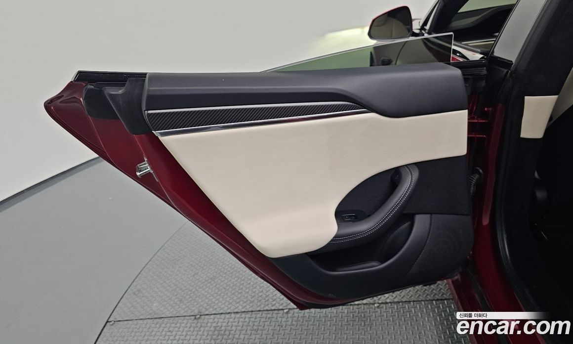 Tesla Model S фото 25