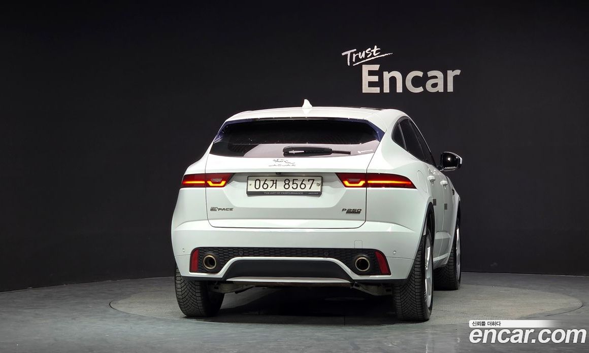 Jaguar E-PACE фото 4