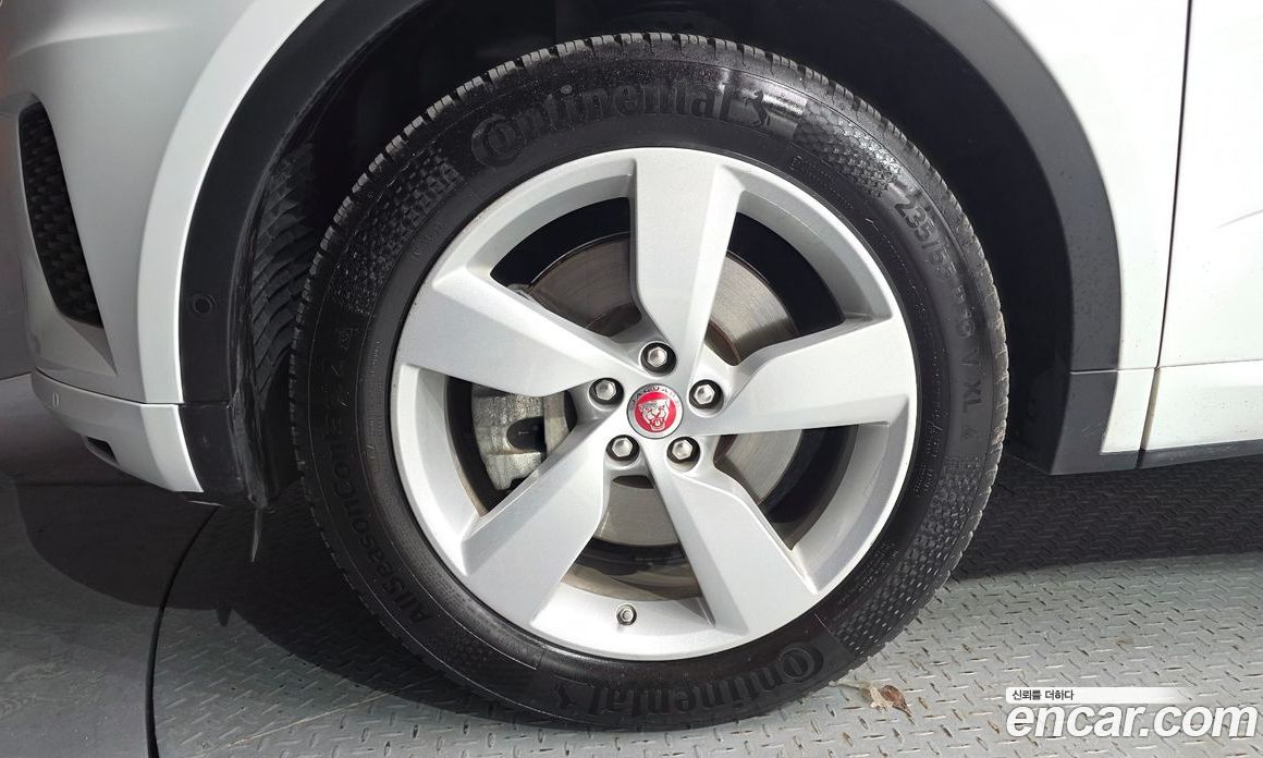 Jaguar E-PACE фото 5