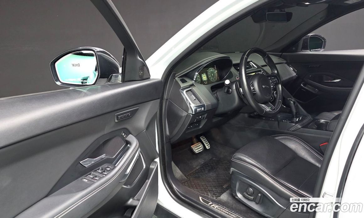 Jaguar E-PACE фото 10