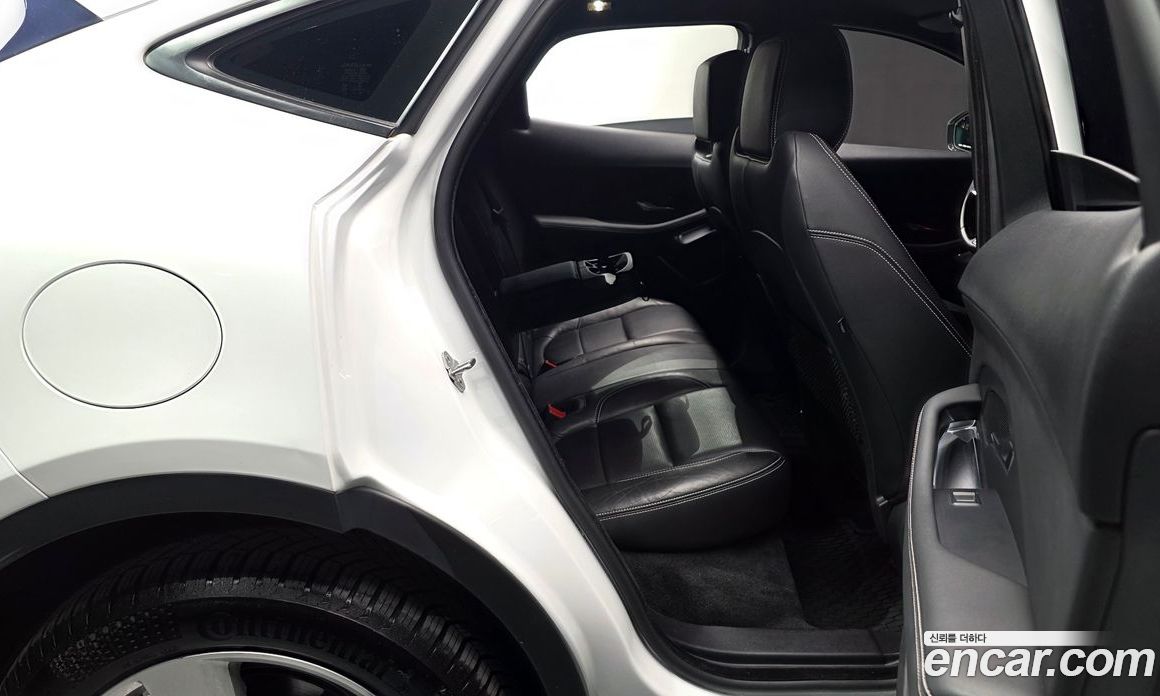 Jaguar E-PACE фото 11