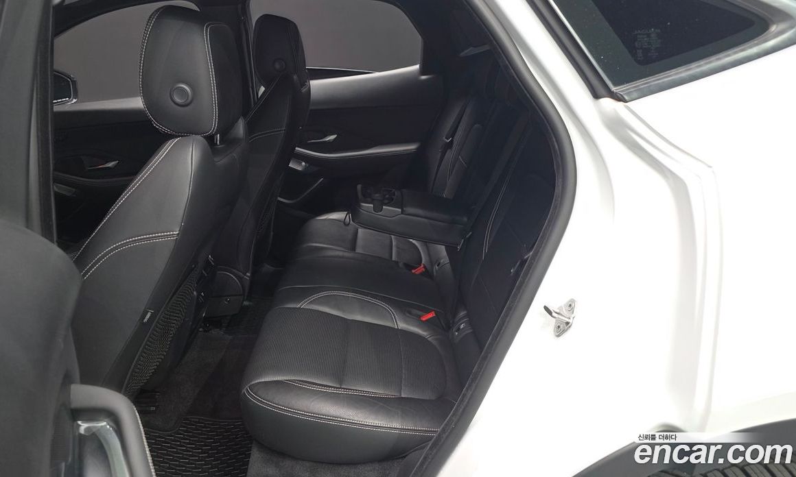 Jaguar E-PACE фото 12