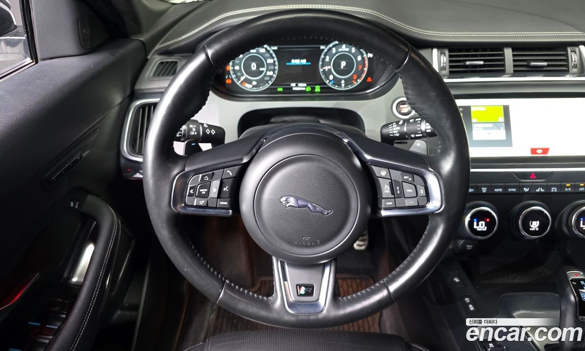 Jaguar E-PACE фото 16