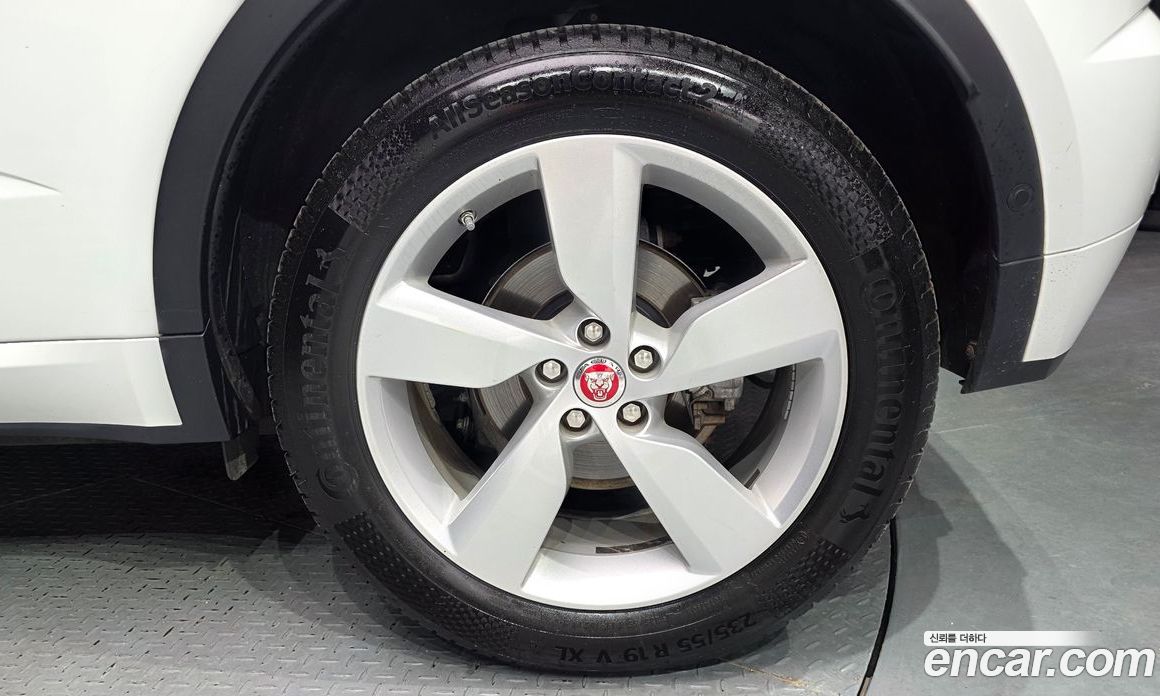 Jaguar E-PACE фото 21